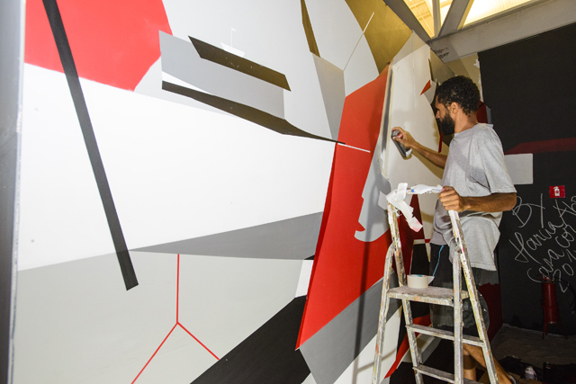 Fredone criou mural com figuras geométricas. Foto: Gabriel Lordêllo/Mosaico Imagem