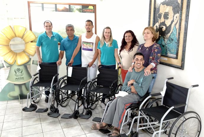 Politintas doa cadeira de rodas para Apae de Cariacica