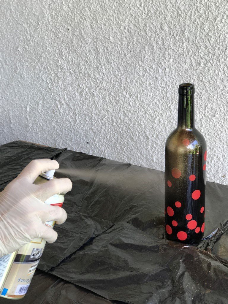 Como pintar garrafa de vidro utilizando spray - pintando