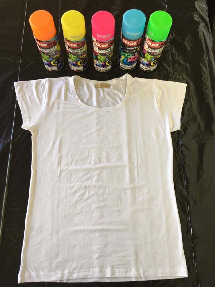 Estique a camisa numa superfície