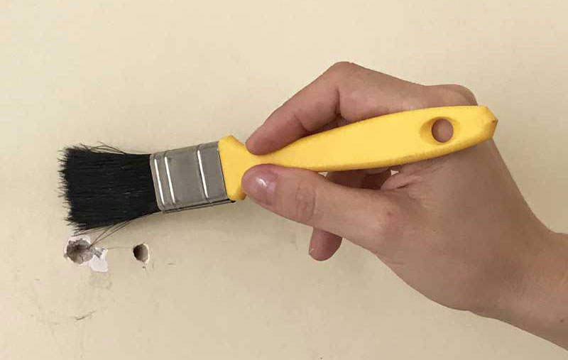 Tapar buraco na parede: limpeza