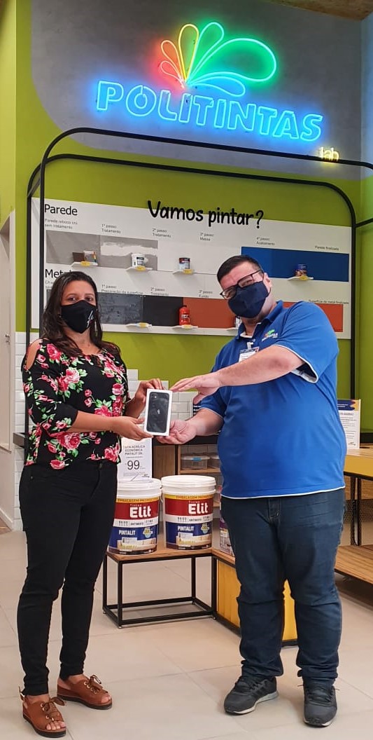 Moradora de Viana, Lucimara Balestrero está reformando a casa e comprou produtos Coral na loja de Campo Grande.