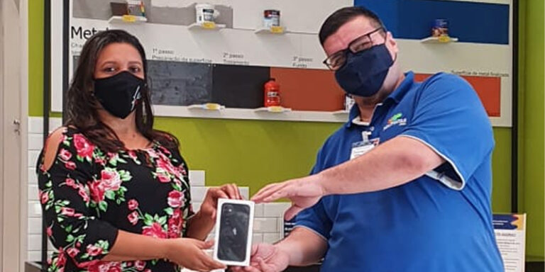 Moradora de Viana, Lucimara Balestrero está reformando a casa e comprou produtos Coral na loja de Campo Grande.