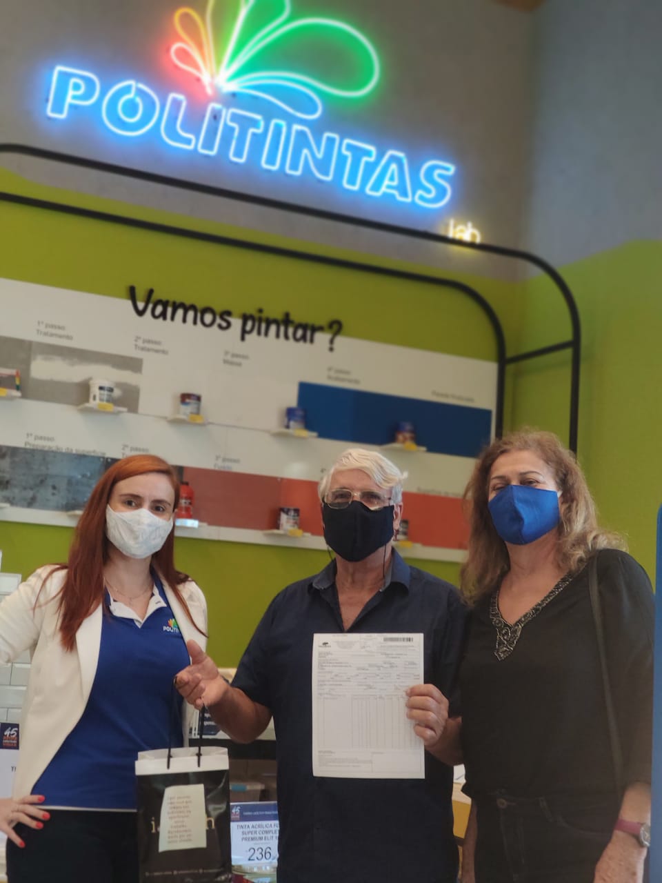  Cliente da Politintas há mais de 30 anos, o cirurgião dentista Rogério Ribeiro comprou os produtos que precisava na loja da Leitão da Silva.