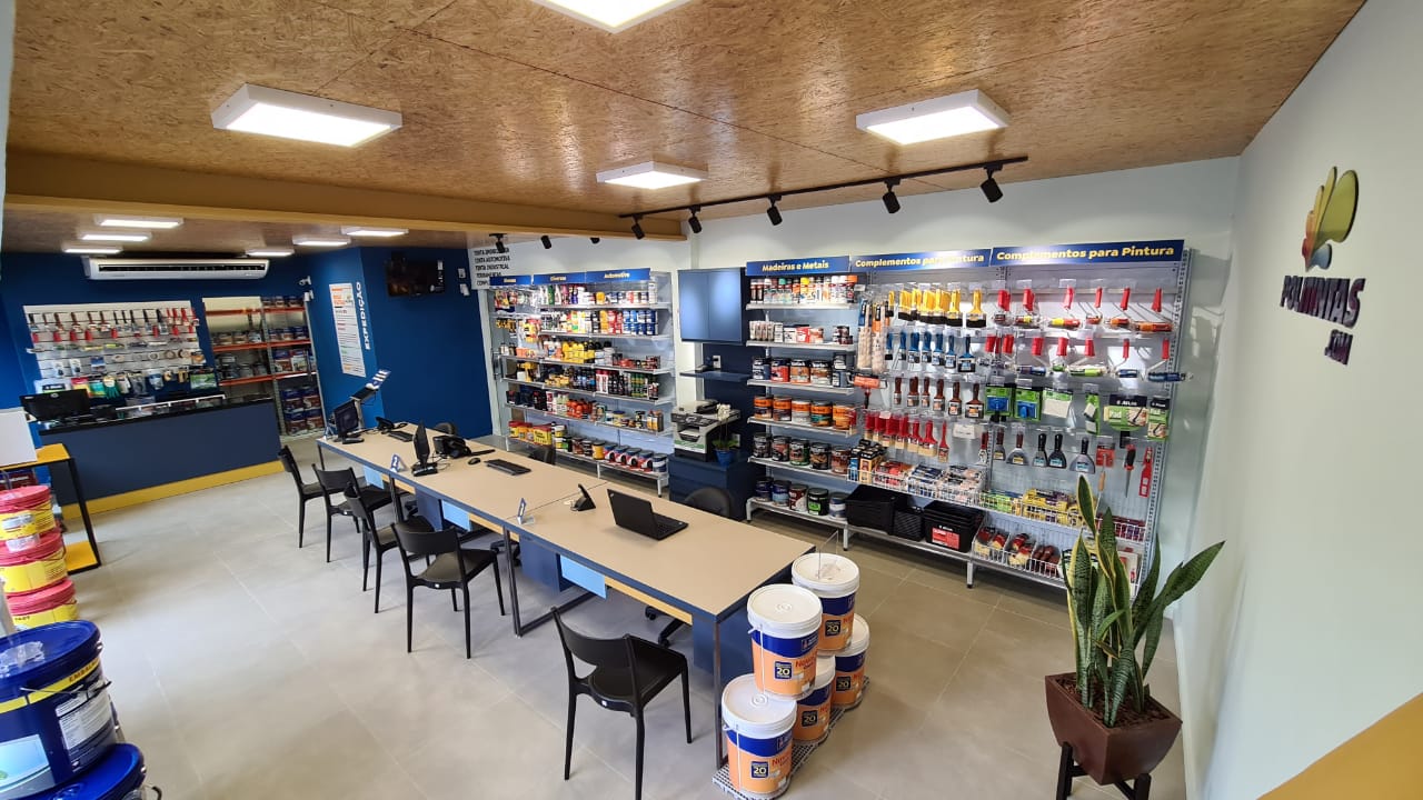 interior-da-loja-da-politintas-em-porto-canoa