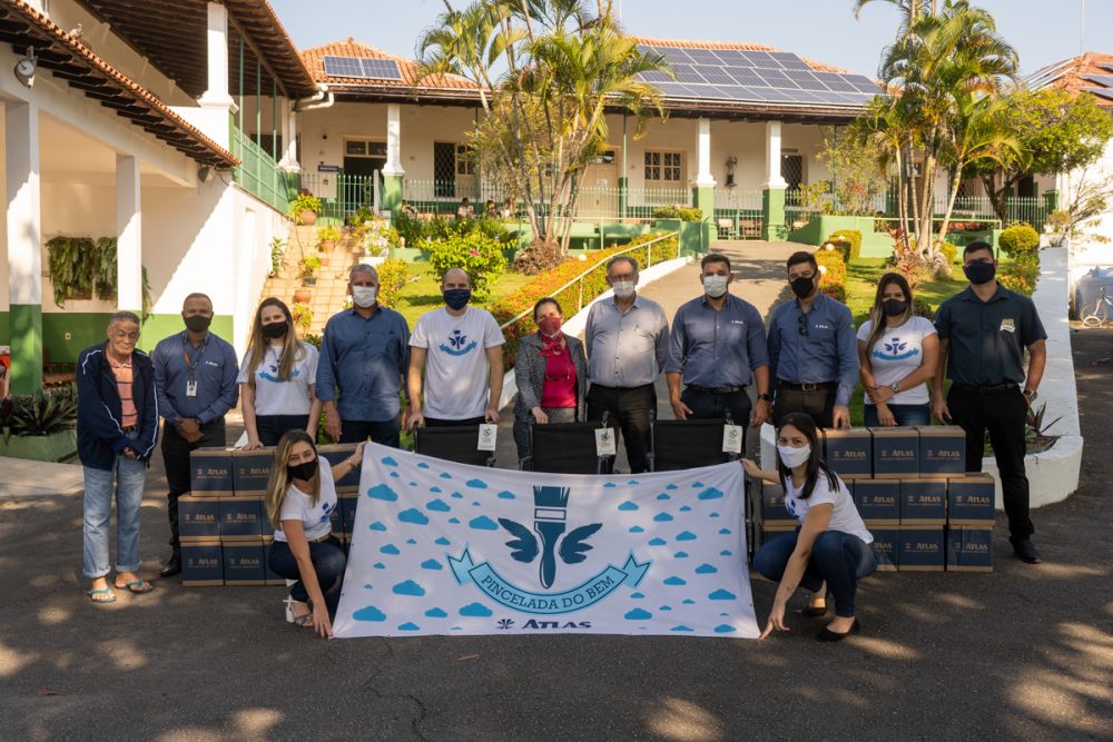 Politintas em ação da campanha Pincelada do Bem, na qual realiza doações para o Asilo de Vitória