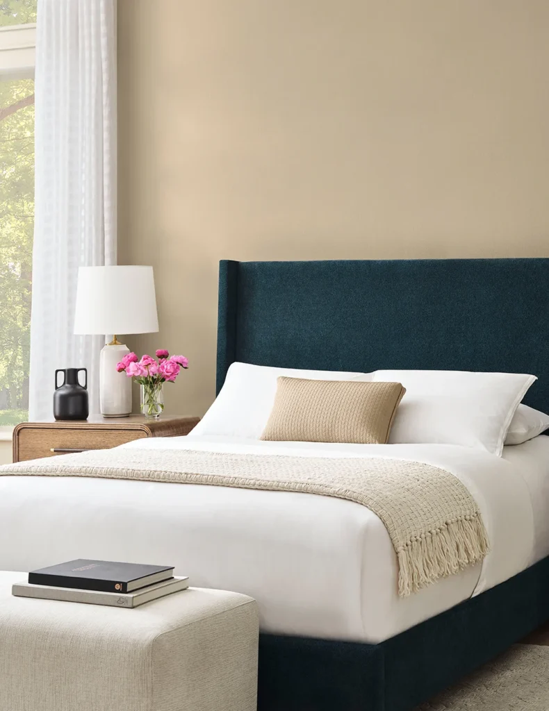 Ambiente decorado com a cor Cáqui Universal da Sherwin-Williams, transmitindo calma e minimalismo