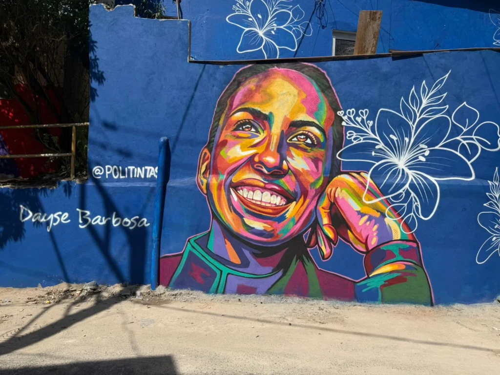 Grafite colorido em homenagem a Dayse Barbosa, comandante da Guarda Civil Municipal de Vitória vítima de feminicídio, pintado no projeto Vizinho da Arte em Caratoíra, Vitória-ES, com apoio da Politintas.