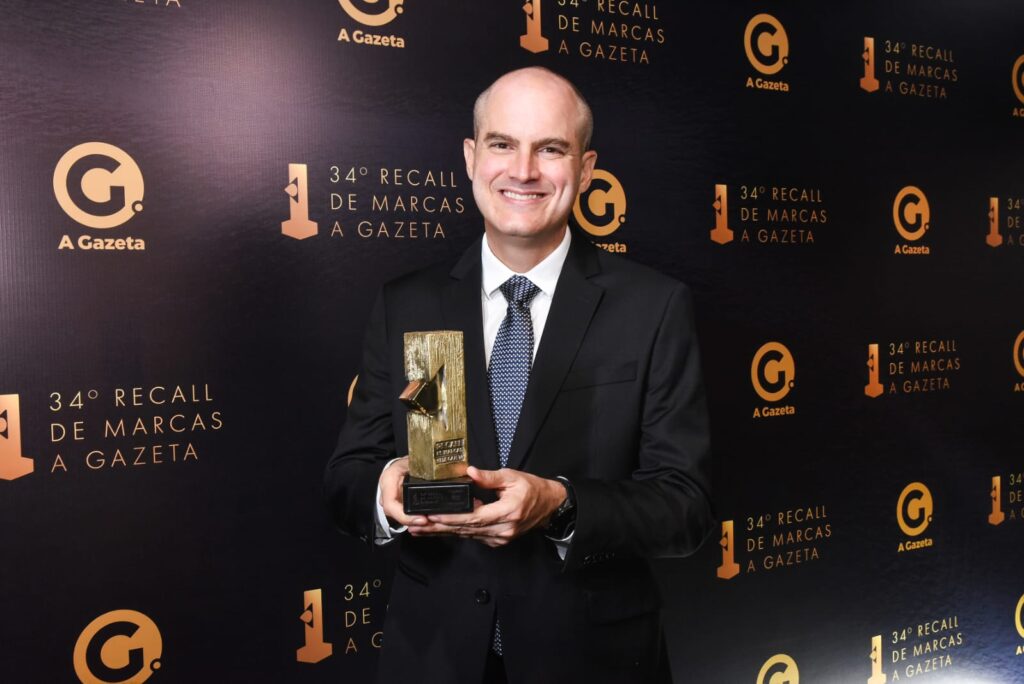 Vinicius Ventorim, presidente da Politintas, celebrando a vitória no prêmio Recall de Marcas A Gazeta 2026 como a loja de tintas mais lembrada do Espírito Santo.