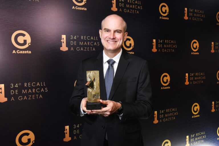 Vinicius Ventorim, presidente da Politintas, celebrando a vitória no prêmio Recall de Marcas A Gazeta 2026 como a loja de tintas mais lembrada do Espírito Santo.